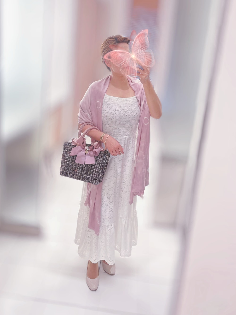 その他のハンドバッグ、ホワイト系のワンピース、ホワイト系のパンプスを着用したレディースの春コーディネートの2枚目の写真