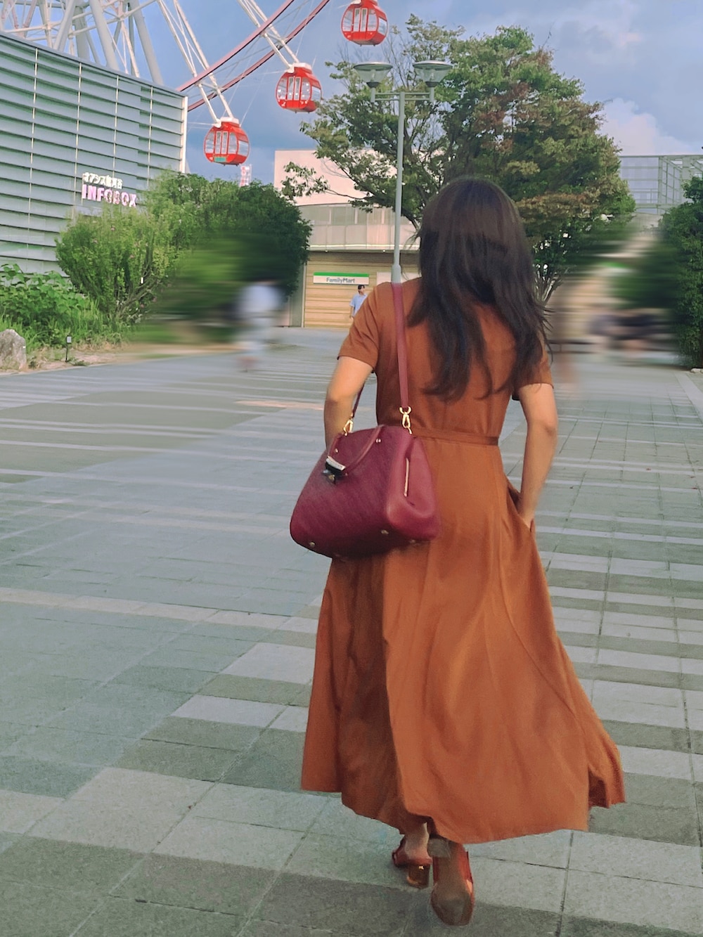 ブラウン系のサンダル、その他のショルダーバッグ、イエロー系のワンピースを着用したレディースの秋コーディネートの2枚目の写真