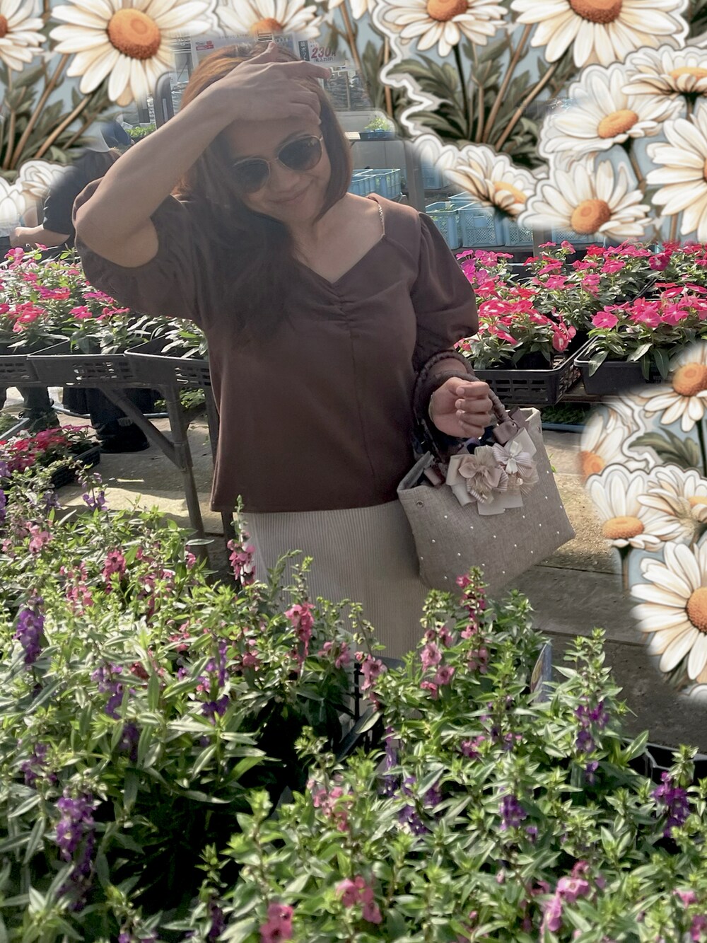 ブラウン系のTシャツ/カットソー、ベージュ系のスカート、ホワイト系のパンプスを着用したレディースの春コーディネートの2枚目の写真