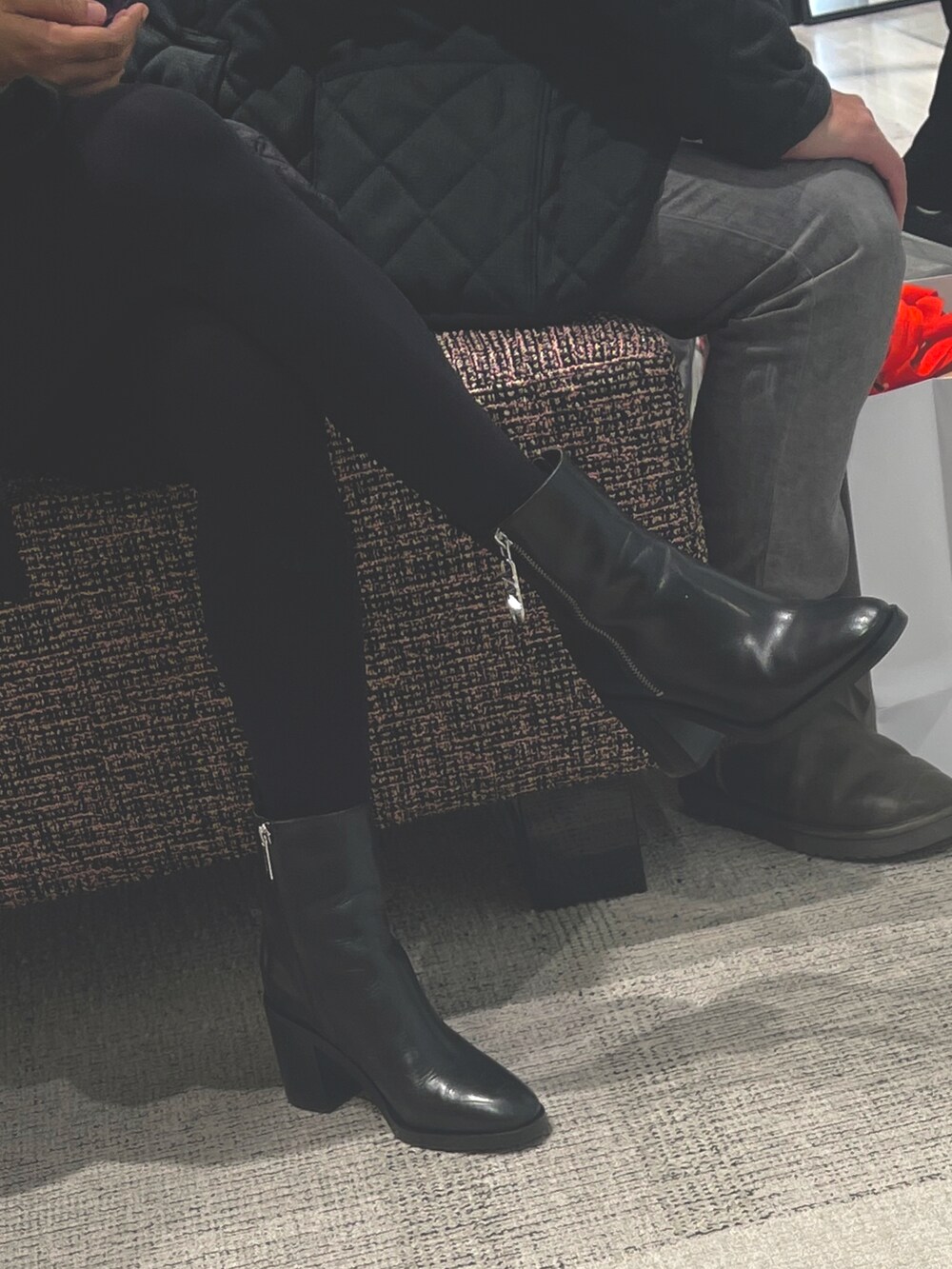 ブラック系のショルダーバッグ、ブラック系のブーツ、パープル系のシャツ/ブラウスを着用したレディースの冬コーディネートの2枚目の写真