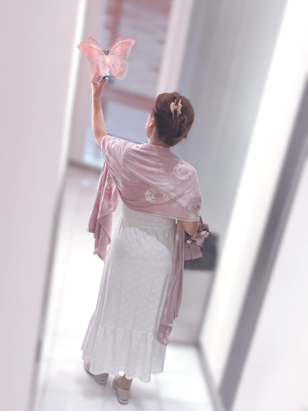 その他のハンドバッグ、ホワイト系のワンピース、ホワイト系のパンプスを着用したレディースの春コーディネートの3枚目の写真