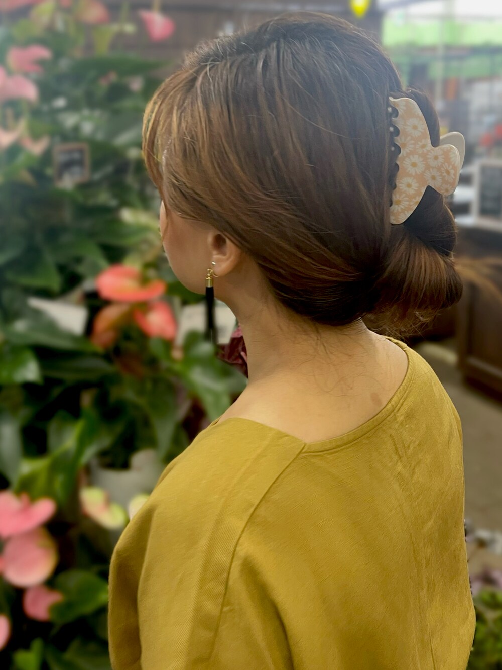 ベージュ系のハンドバッグ、グリーン系のワンピース、ブラック系のシューズを着用したレディースの夏コーディネートの2枚目の写真