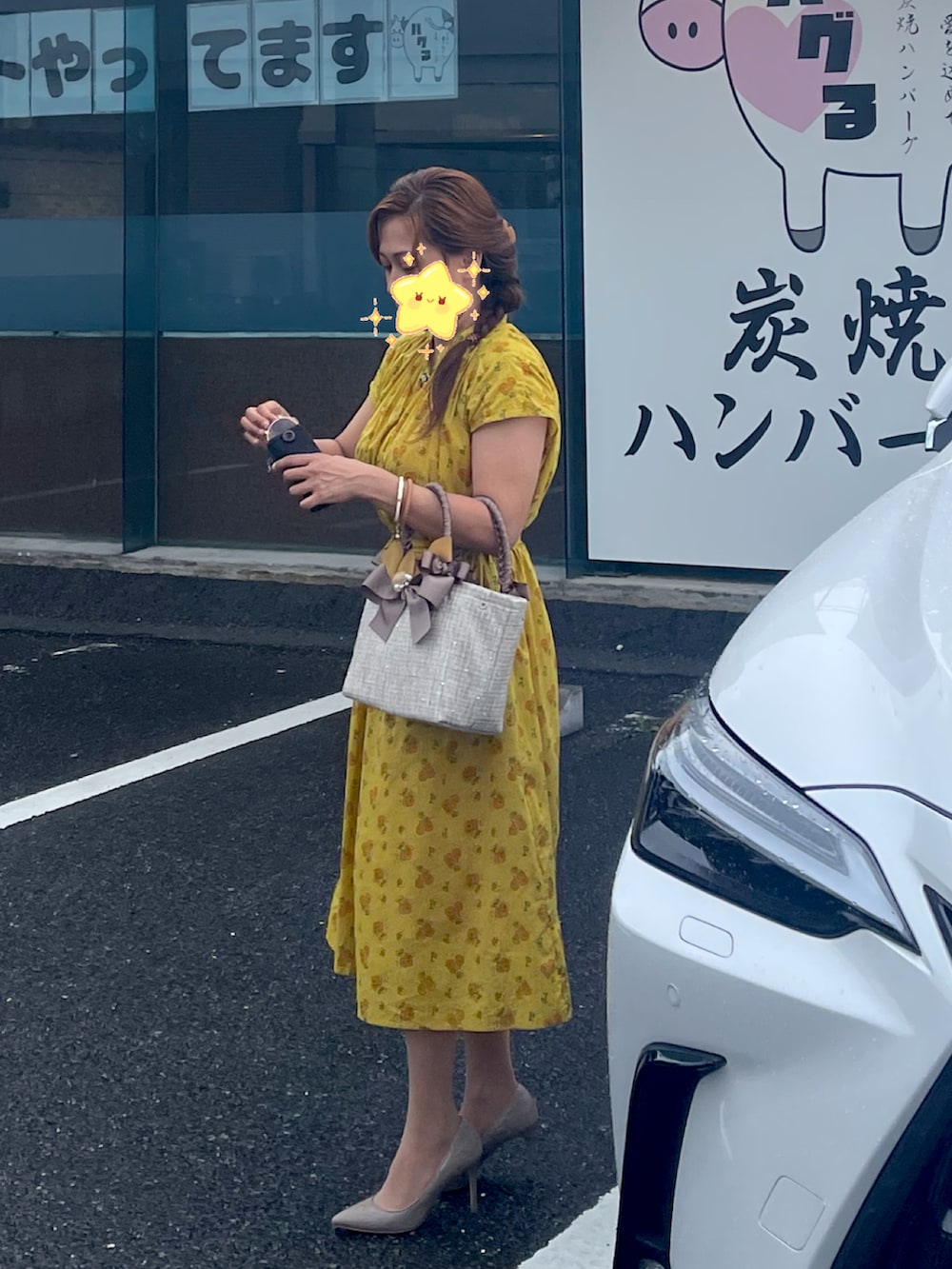 ベージュ系のトートバッグ、イエロー系のワンピース、その他のパンプスを着用したレディースの夏コーディネートの2枚目の写真