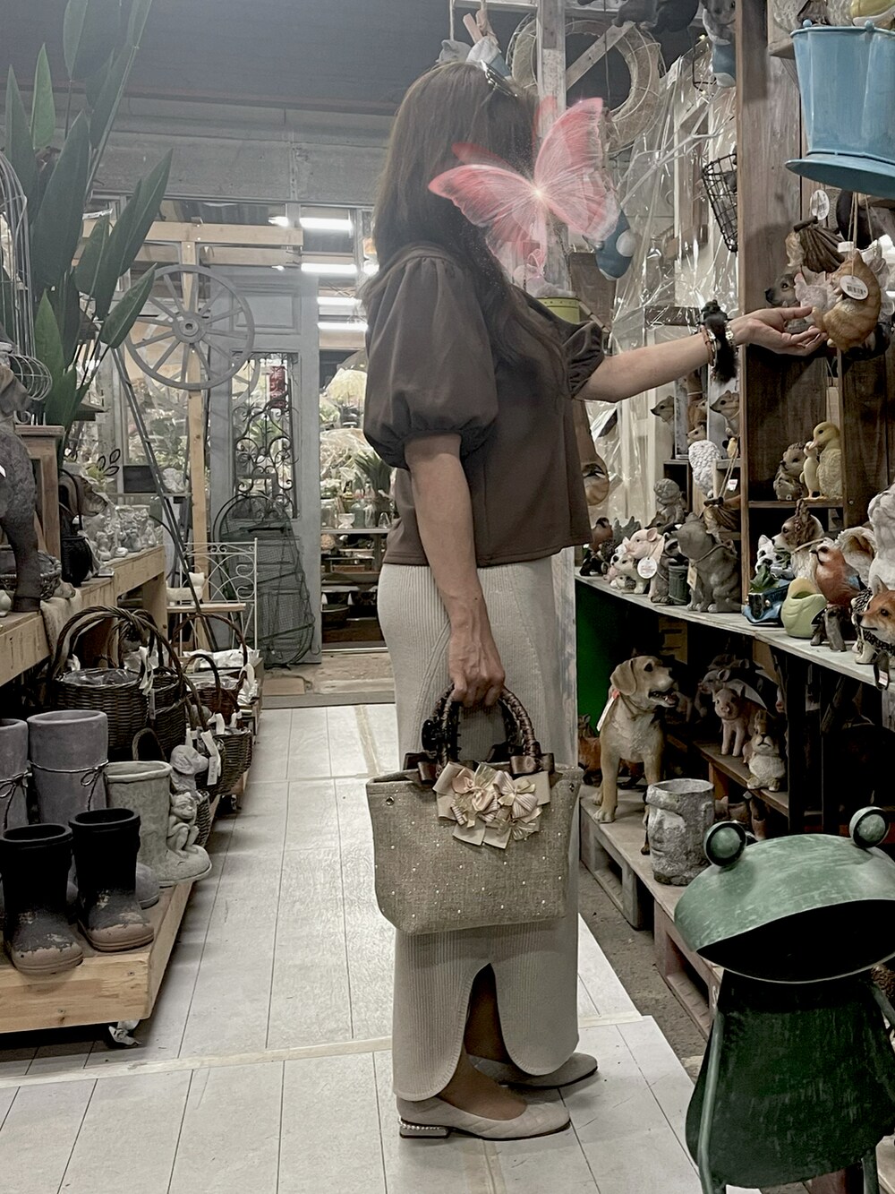 ブラウン系のTシャツ/カットソー、ベージュ系のスカート、ホワイト系のパンプスを着用したレディースの春コーディネートの3枚目の写真