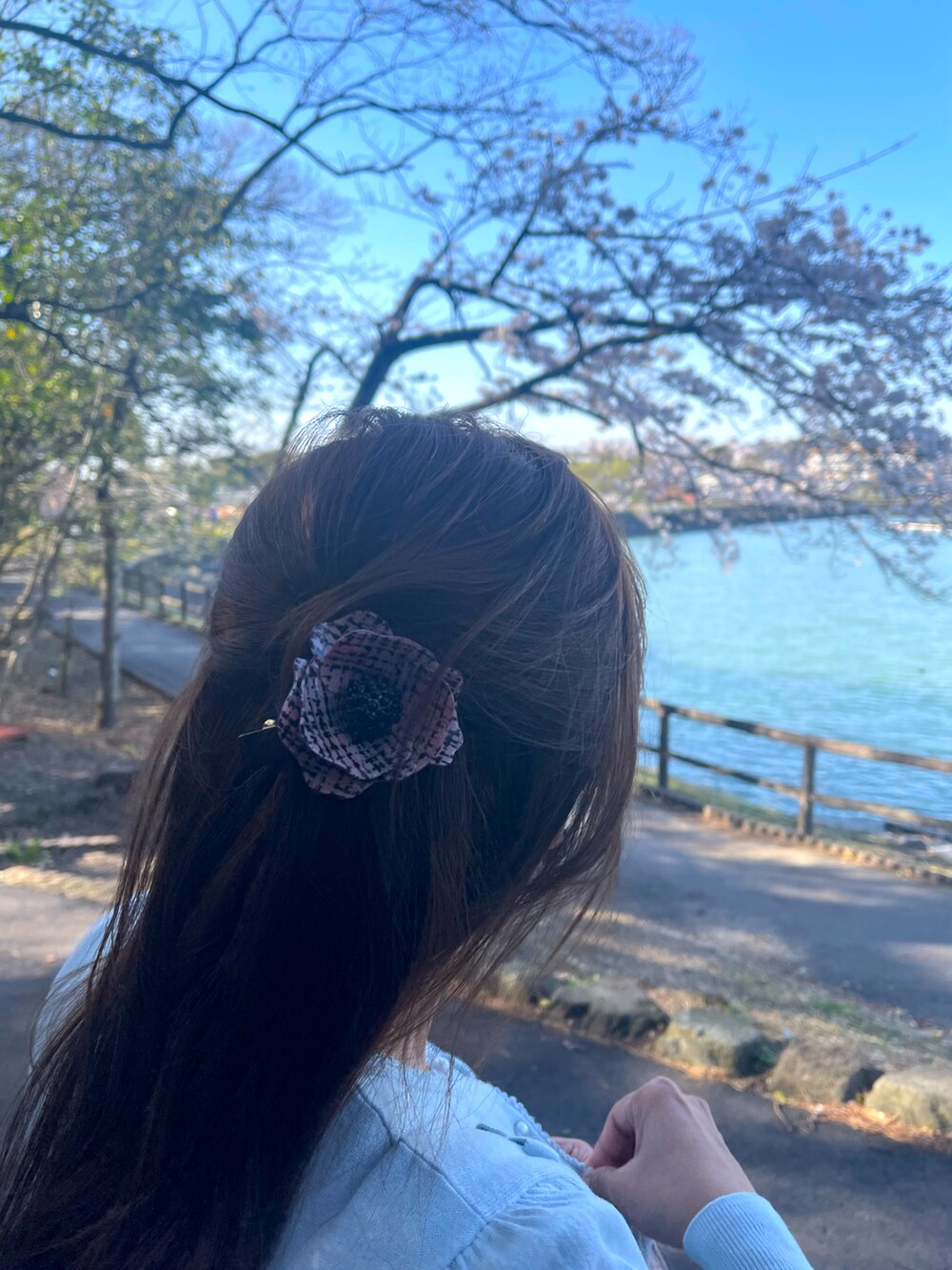 ブルー系のワンピースを着用したレディースの春コーディネートの2枚目の写真