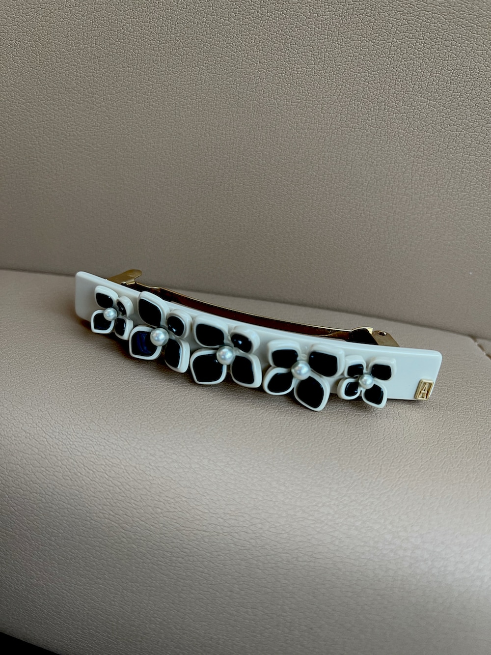 ブルー系のパンツ、ブルー系のシューズ、ブルー系のハンドバッグを着用したレディースの夏コーディネートの3枚目の写真