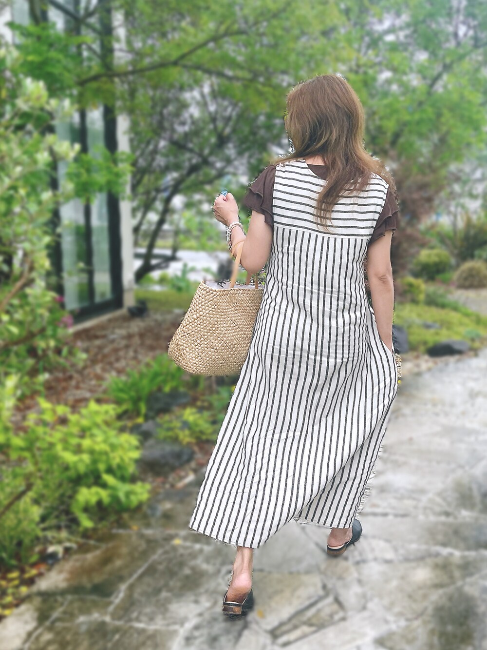 ブラック系のシューズ、ベージュ系のワンピースを着用したレディースの春コーディネートの2枚目の写真