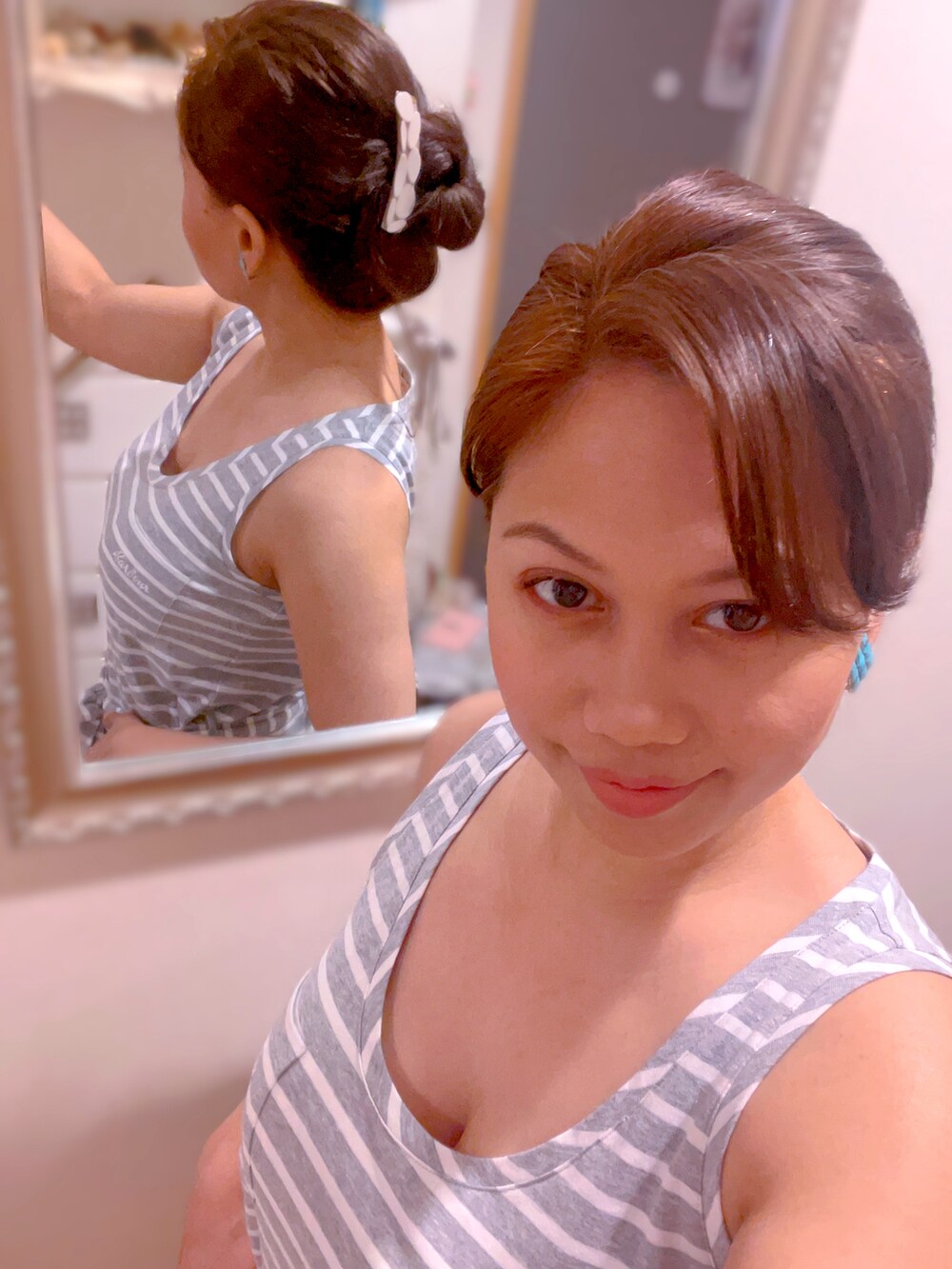 その他のワンピース、ホワイト系のシューズ、ベージュ系のショルダーバッグを着用したレディースの夏コーディネートの3枚目の写真