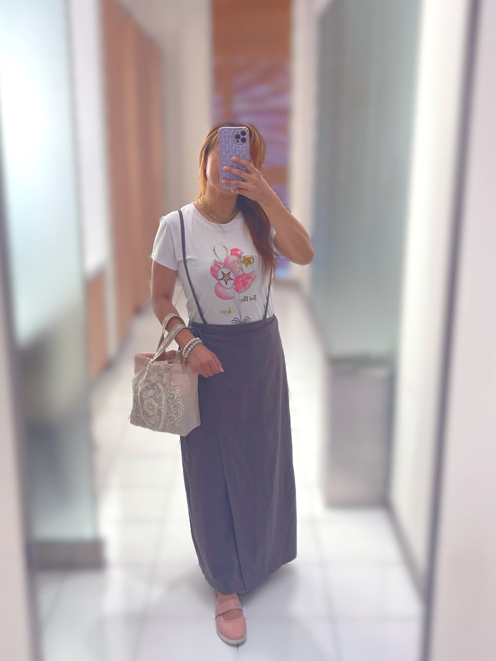 ホワイト系のTシャツ/カットソー、ピンク系のハンドバッグ、グレー系のスカートを着用したレディースの夏コーディネートの3枚目の写真