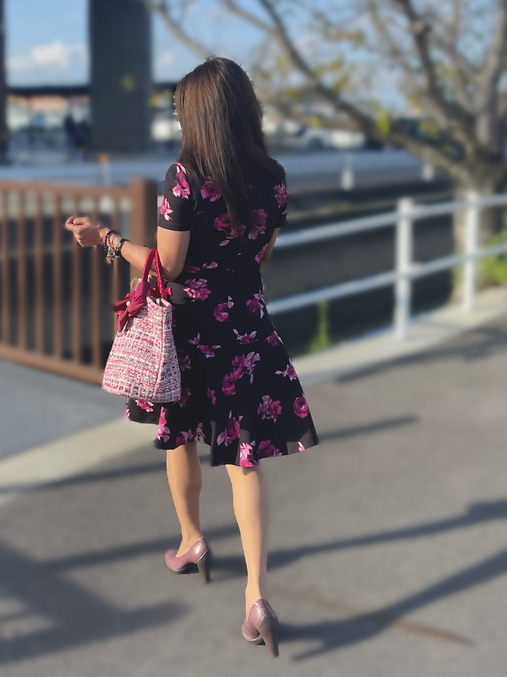 「大人かわいい、キレイめカジュアル、ラクチンコーデ、おでかけコーデ、キレイめコーデ、151cmコーデ、モノトーンコーデ、ootd、リボン、ワンピ―ス、パープル、夏の終わり」｜「BALLYのアイテム（サングラス、ゴールド系）」を使った、Lenさん（骨格ストレート・レディース・151cm）の秋コーディネートの2枚目の写真