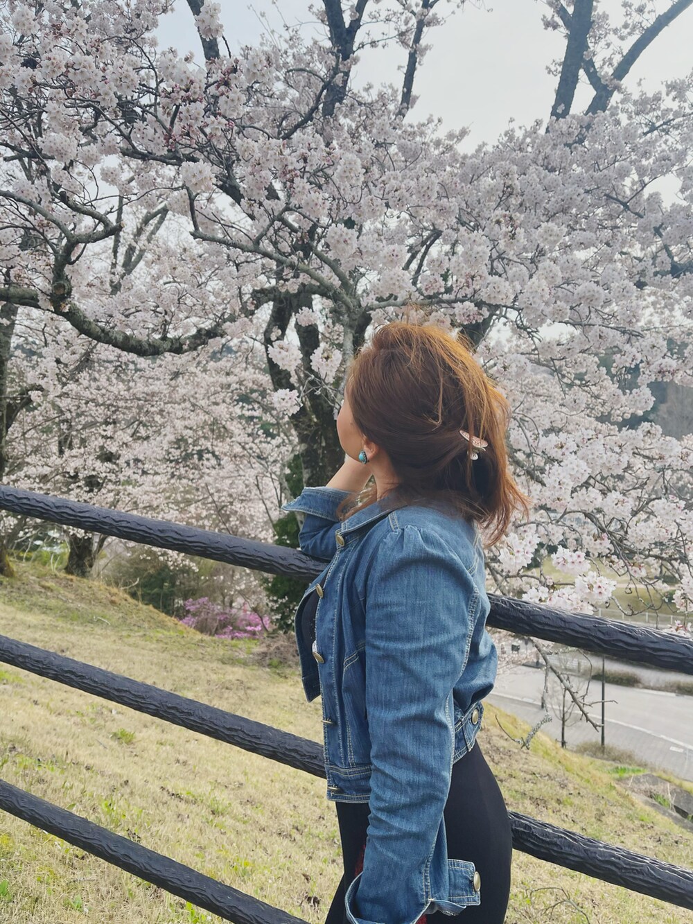 ブラック系のブーツ、ブラック系のワンピース、ブルー系のデニムジャケットを着用したレディースの春コーディネートの3枚目の写真