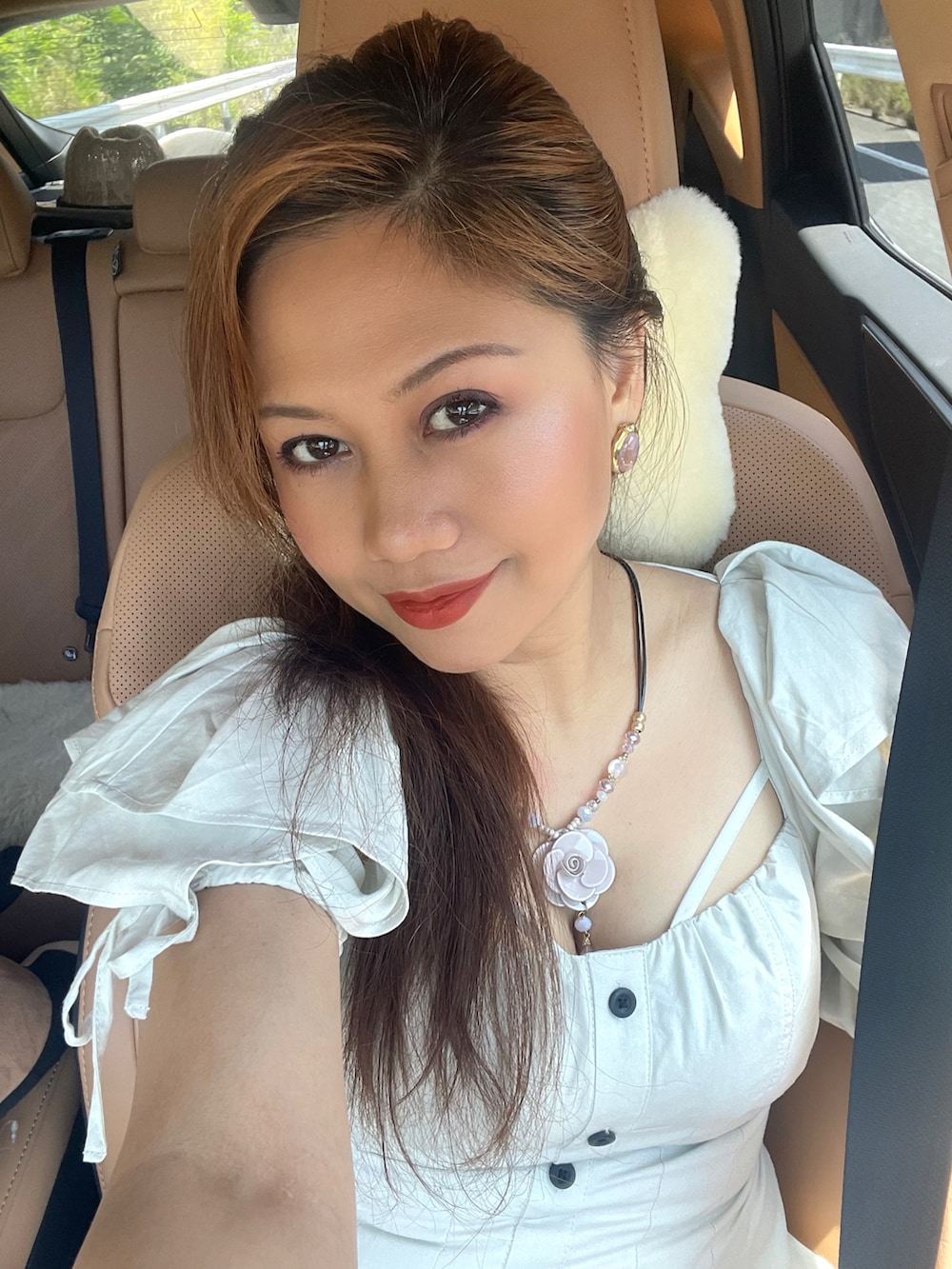 シルバー系のハンドバッグ、ベージュ系のワンピース/ドレス、グレー系のパンプスを着用したレディースの夏コーディネートの2枚目の写真