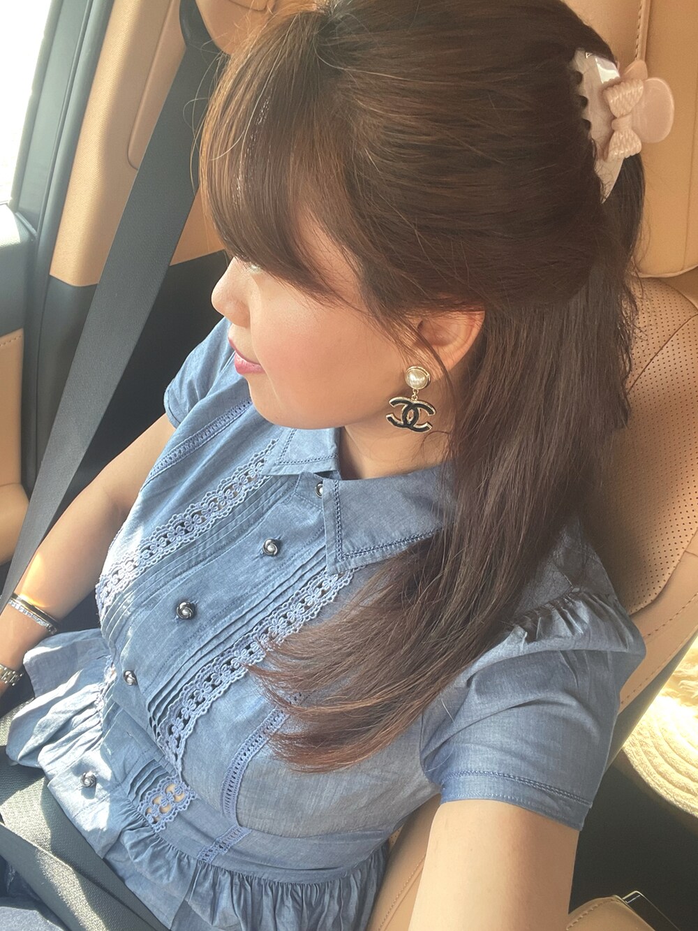 ブルー系のトップス、ブルー系のデニムパンツ、グレー系のパンプスを着用したレディースの夏コーディネートの2枚目の写真