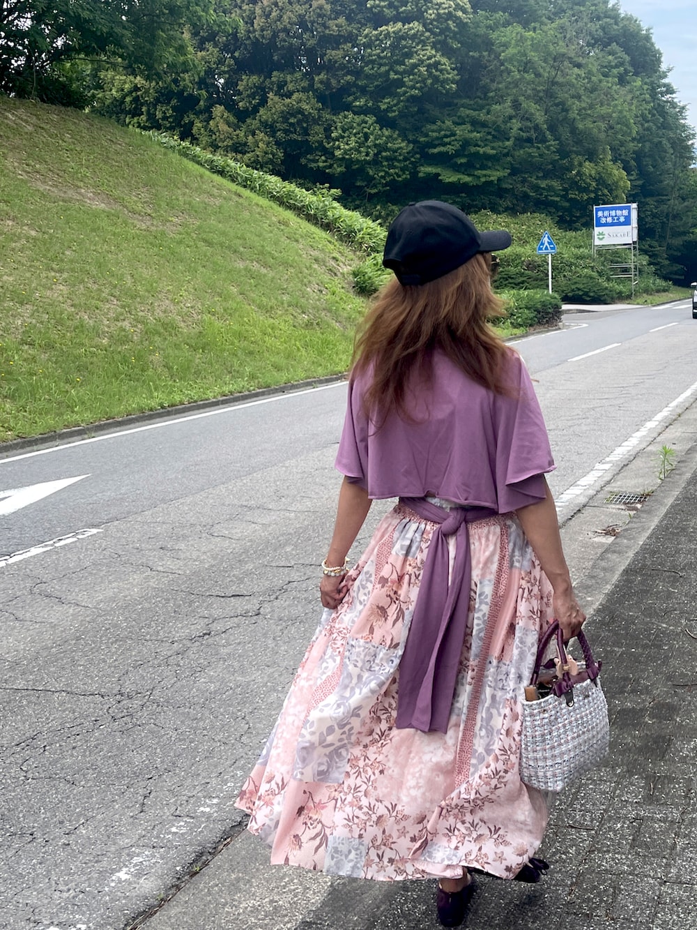 パープル系のTシャツ/カットソー、ピンク系のスカート、パープル系のシューズを着用したレディースの夏コーディネートの2枚目の写真