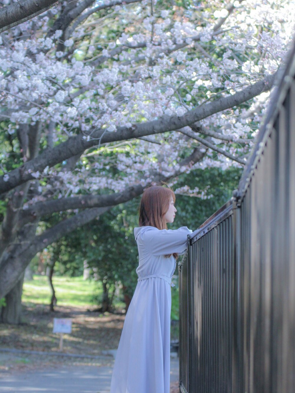 グレー系のワンピース、ブラック系のブーツを着用したレディースの夏コーディネートの2枚目の写真