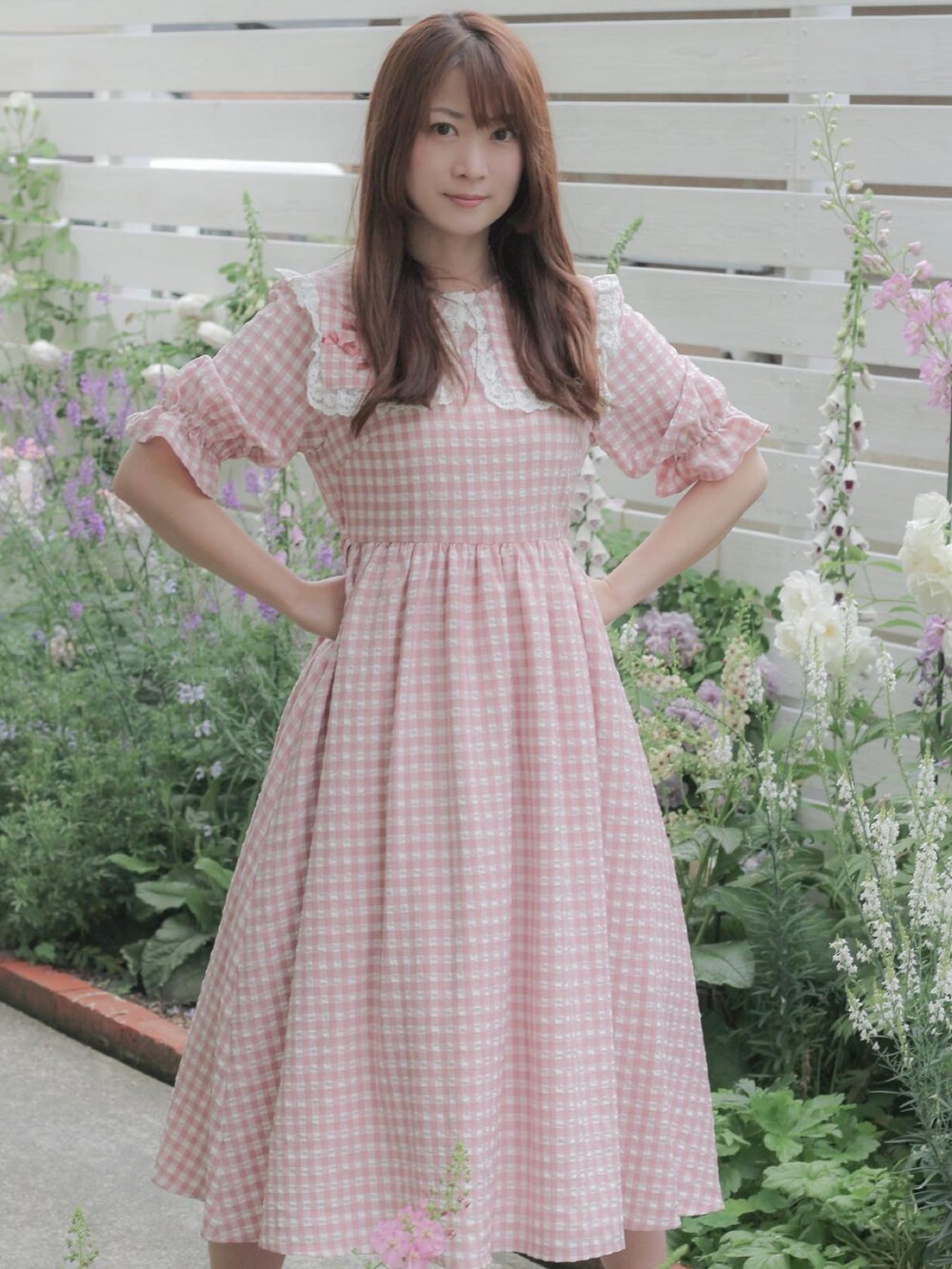 ピンク系のワンピースを着用したレディースの夏コーディネートの2枚目の写真