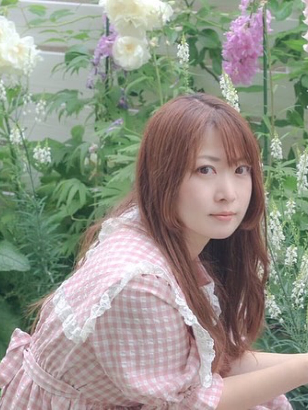 ピンク系のワンピースを着用したレディースの夏コーディネートの3枚目の写真