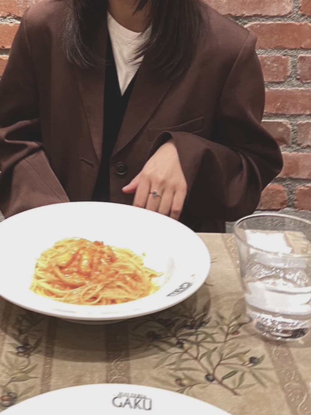 ブラウン系のローファー、ブラック系のショルダーバッグ、ブラウン系のテーラードジャケットを着用したレディースの秋コーディネートの3枚目の写真