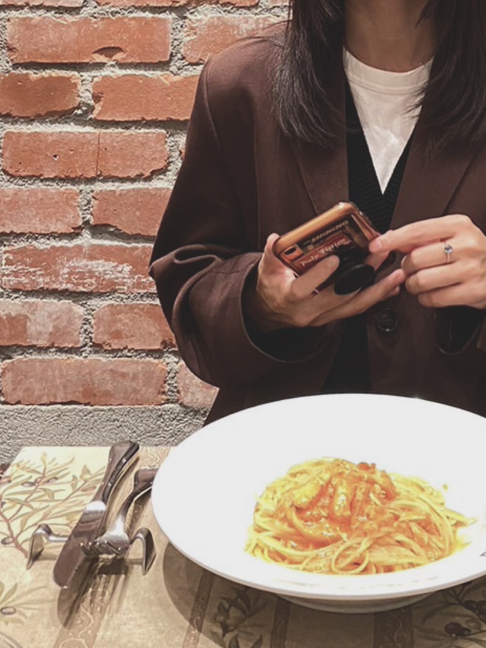 ブラウン系のローファー、ブラック系のショルダーバッグ、ブラウン系のテーラードジャケットを着用したレディースの秋コーディネートの2枚目の写真