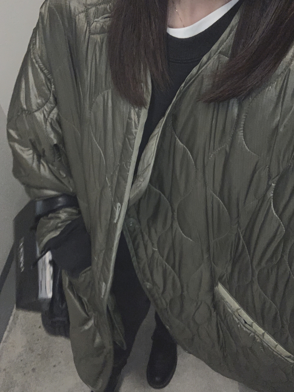 グリーン系のモッズコート、ブラック系のカーゴパンツ、ブラック系のショルダーバッグを着用したレディースの秋コーディネートの2枚目の写真