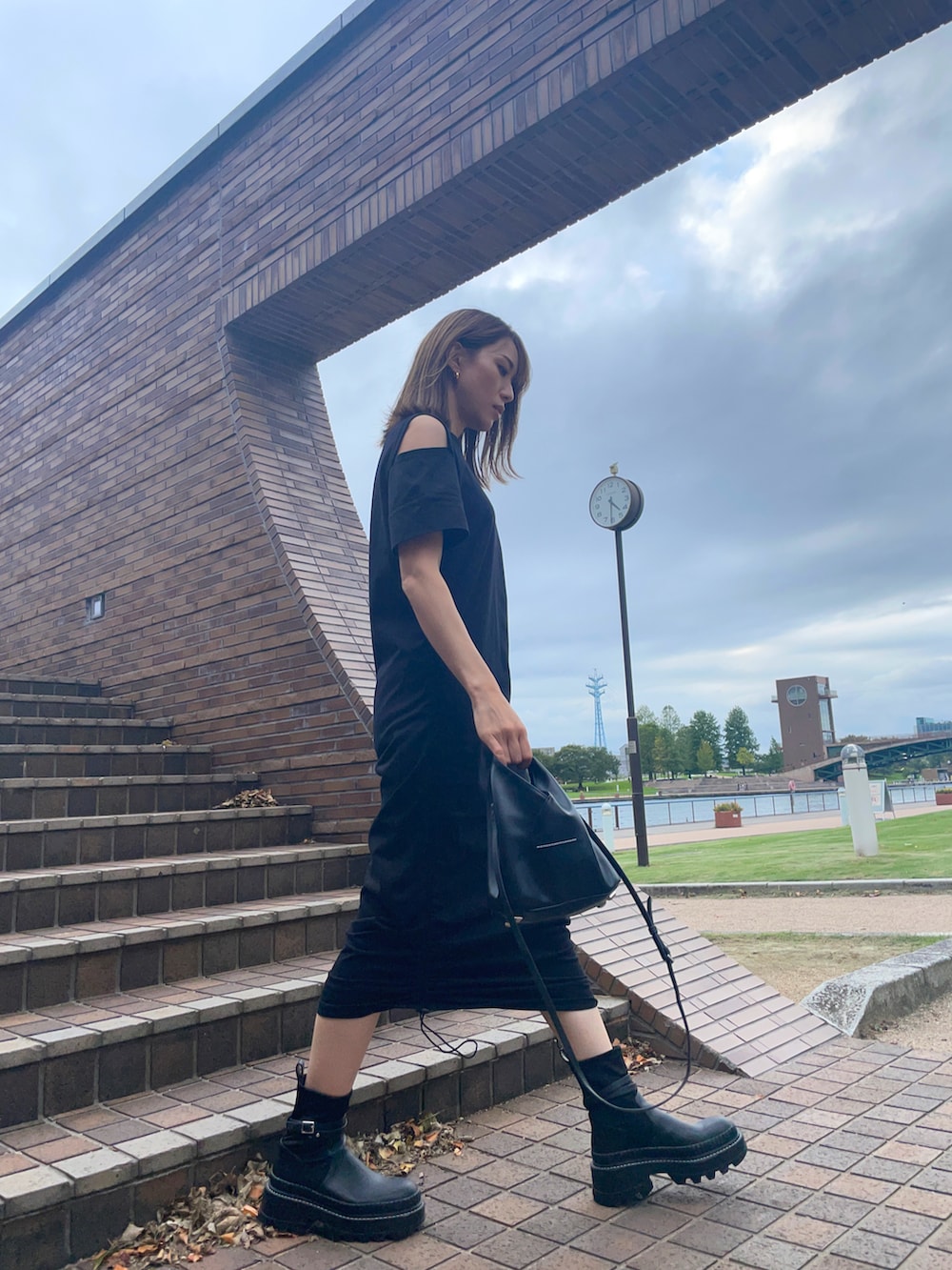 「ADAM ET ROPÉ、MM6 Maison Martin Margiela、CHARLES＆KEITH、シンプルスタイル、ブラックコーデ、ワンピースコーデ、ブーツスタイル、高身長女子、高身長コーデ、キレイめカジュアル、大人カジュアル、オトナカワイイ、ワントーンコーデ、モノトーン」｜「ADAM ET ROPE'のアイテム（ワンピース、ブラック系）」を使った、さつき みゆ🌛さん（レディース・168cm）の夏コーディネートの2枚目の写真