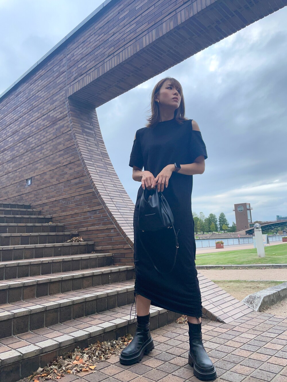 「ADAM ET ROPÉ、MM6 Maison Martin Margiela、CHARLES＆KEITH、シンプルスタイル、ブラックコーデ、ワンピースコーデ、ブーツスタイル、高身長女子、高身長コーデ、キレイめカジュアル、大人カジュアル、オトナカワイイ、ワントーンコーデ、モノトーン」｜「ADAM ET ROPE'のアイテム（ワンピース、ブラック系）」を使った、さつき みゆ🌛さん（レディース・168cm）の夏コーディネートの3枚目の写真
