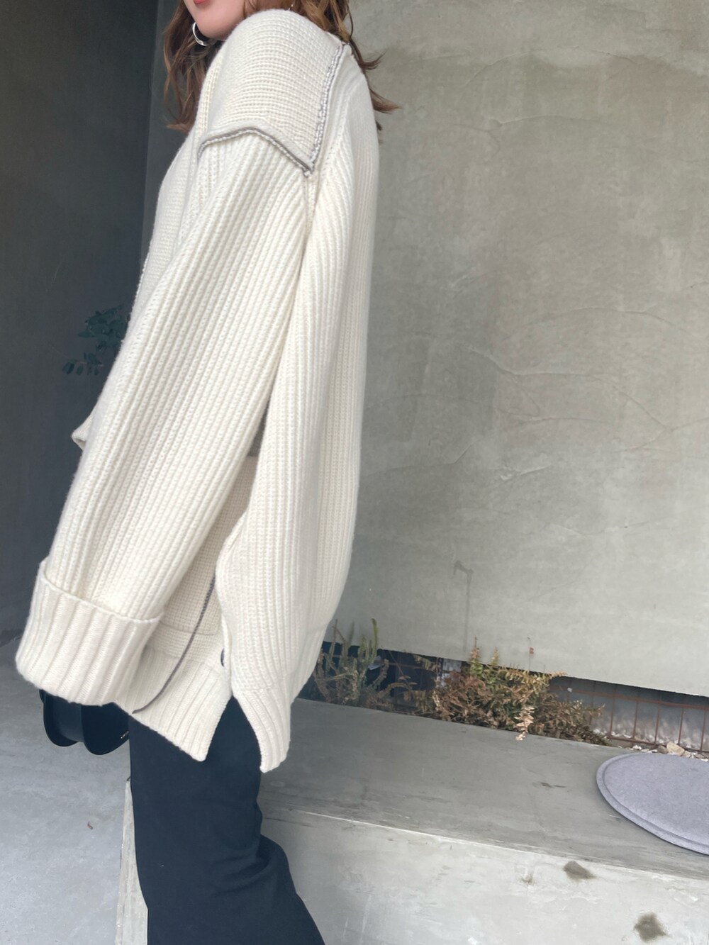 「IHNN、UNITED TOKYO、AMERI、CLANE、ニット、ニットコーデ、冬のコーデ、スラックス、スラックスパンツ、AcneStudios、オトナカジュアル、オトナ女子、高身長女子、高身長コーデ、シアートップス」｜「STUDIOUSのアイテム（ニット/セーター、ホワイト系）」を使った、さつき みゆ🌛さん（レディース・168cm）の夏コーディネートの3枚目の写真