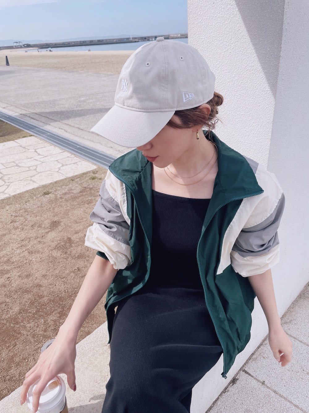 「春コーデ、大人カジュアル、休日コーデ、ワンピーススタイル、高身長女子、ラクチンコーデ、Ungrid、ungridコーデ、New Balance、キャップコーデ」｜「Ungridの【WEB限定】レイヤードテレコキャミワンピース（ワンピース、ブラック系）」を使った、さつき みゆ🌛さん（レディース・168cm）の春コーディネートの3枚目の写真