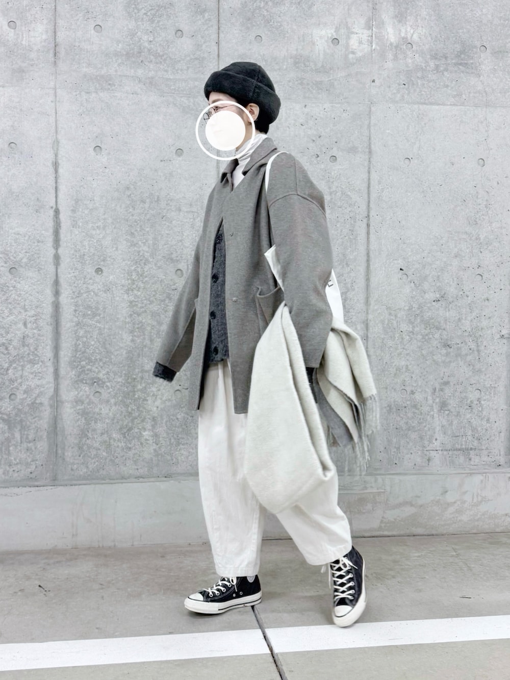 グレー系のその他アウター、グレー系のカーディガン/ボレロ、ホワイト系のTシャツ/カットソーを着用したレディースの冬コーディネートの2枚目の写真