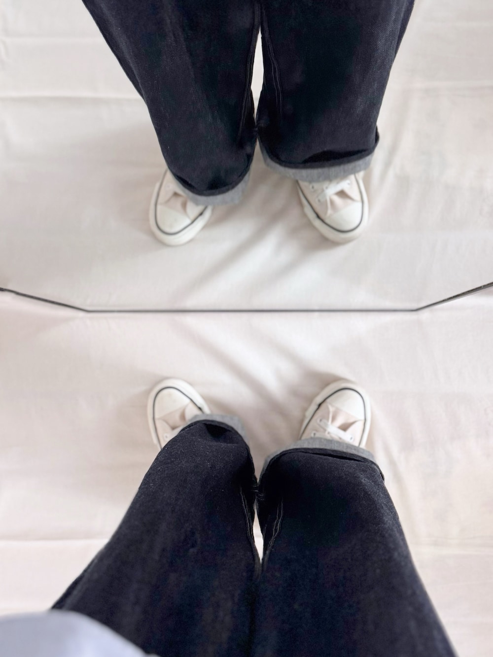 ブルー系のシャツ/ブラウス、ブルー系のデニムパンツ、ホワイト系のトートバッグを着用したレディースの秋コーディネートの5枚目の写真