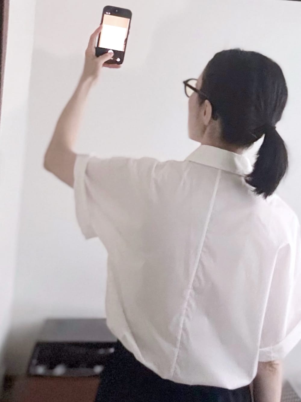 ブラック系のローファー、ホワイト系のシャツ/ブラウス、ブルー系のその他パンツを着用したレディースの夏コーディネートの2枚目の写真