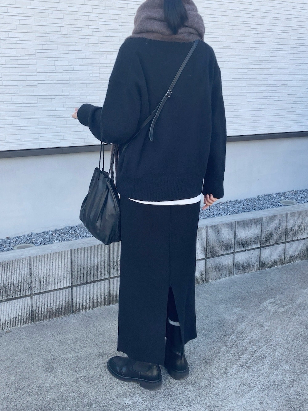 ブラック系のブーツ、ブラウン系のマフラーを着用したレディースの冬コーディネートの3枚目の写真