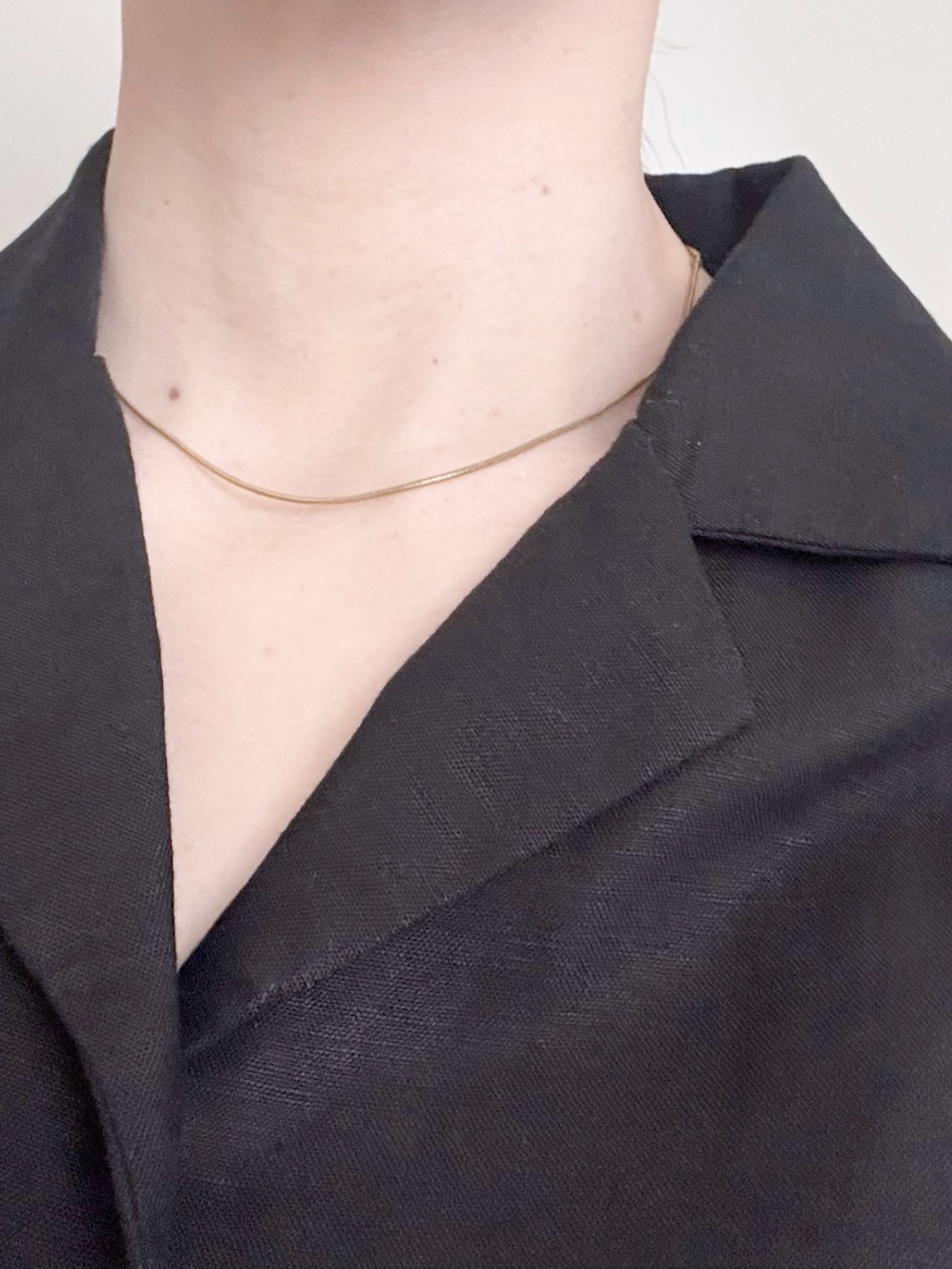 ブラック系のショルダーバッグ、ブラック系のシャツ/ブラウス、グリーン系のその他パンツを着用したレディースの夏コーディネートの3枚目の写真