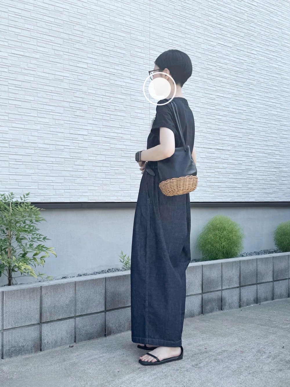 ブルー系のデニムパンツ、ブラック系のTシャツ/カットソー、ブラック系のショルダーバッグを着用したレディースの夏コーディネートの3枚目の写真