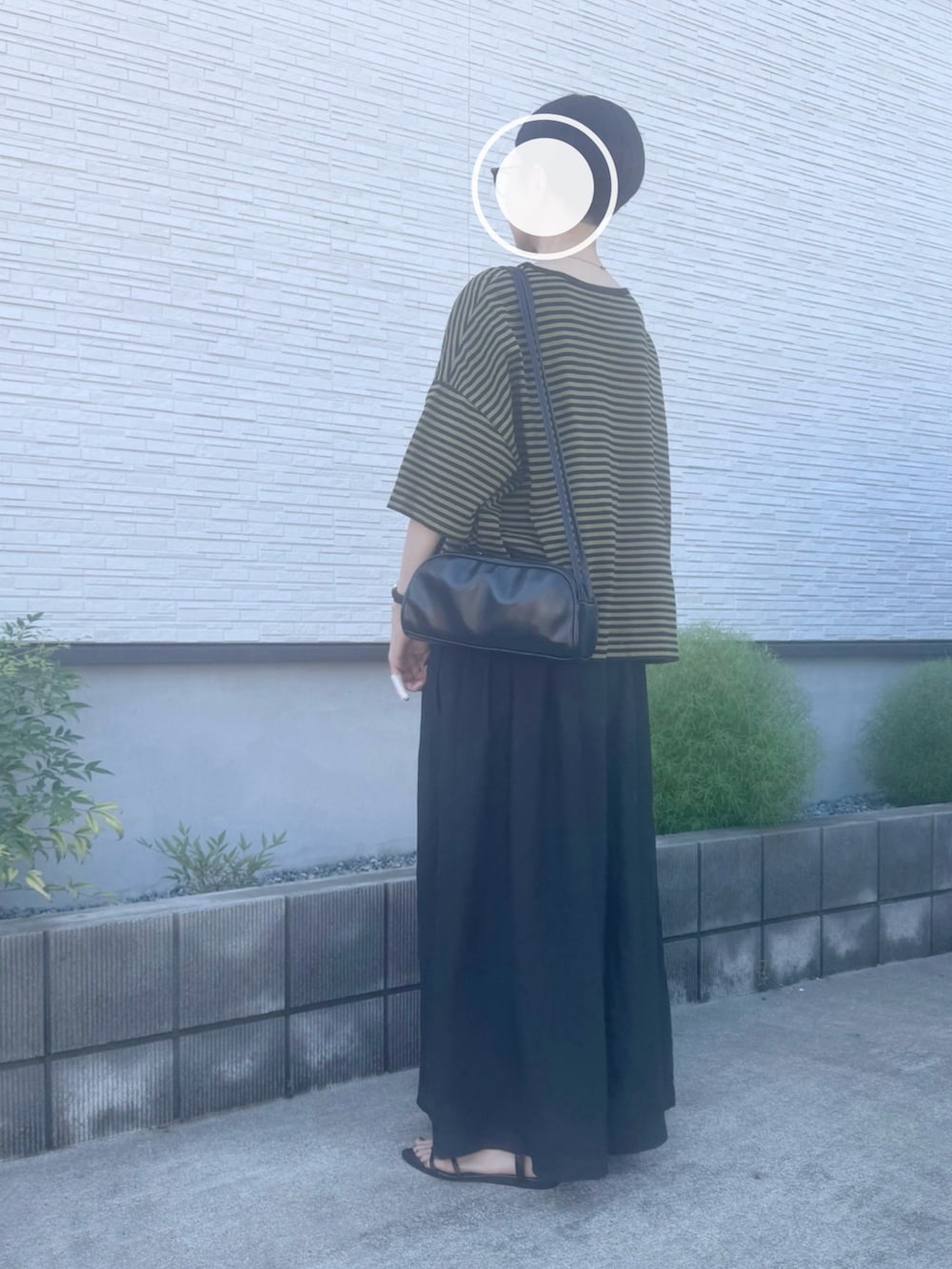 グリーン系のTシャツ/カットソー、ブラック系のその他パンツ、ブラック系のショルダーバッグを着用したレディースの秋コーディネートの2枚目の写真