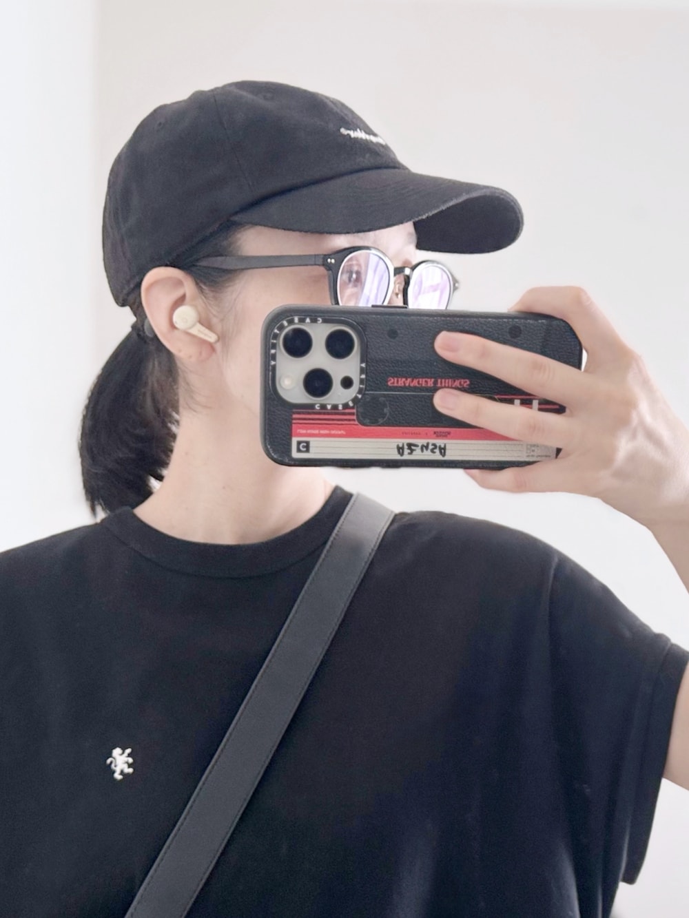 ブラック系のTシャツ/カットソー、ブラック系のその他パンツ、ブラック系のスニーカーを着用したレディースの秋コーディネートの2枚目の写真