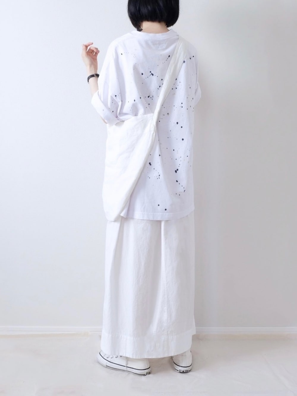 ホワイト系のスニーカー、ホワイト系のスカート、ホワイト系のバッグを着用したレディースの夏コーディネートの2枚目の写真