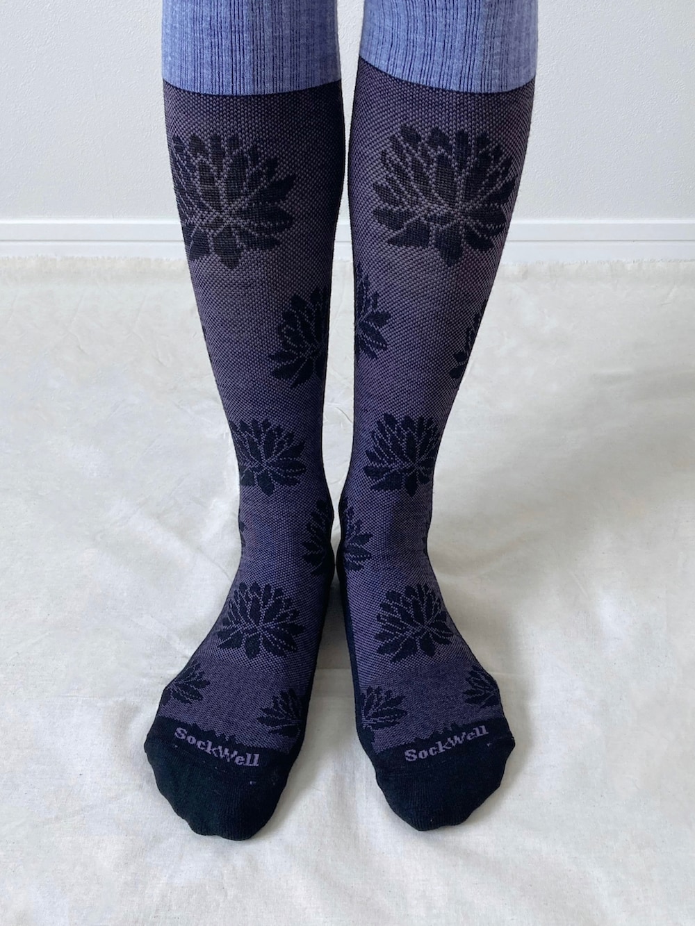 ブラック系のワンピース、ブラック系のバレエシューズ、ブラック系のかごバッグを着用したレディースの秋コーディネートの2枚目の写真