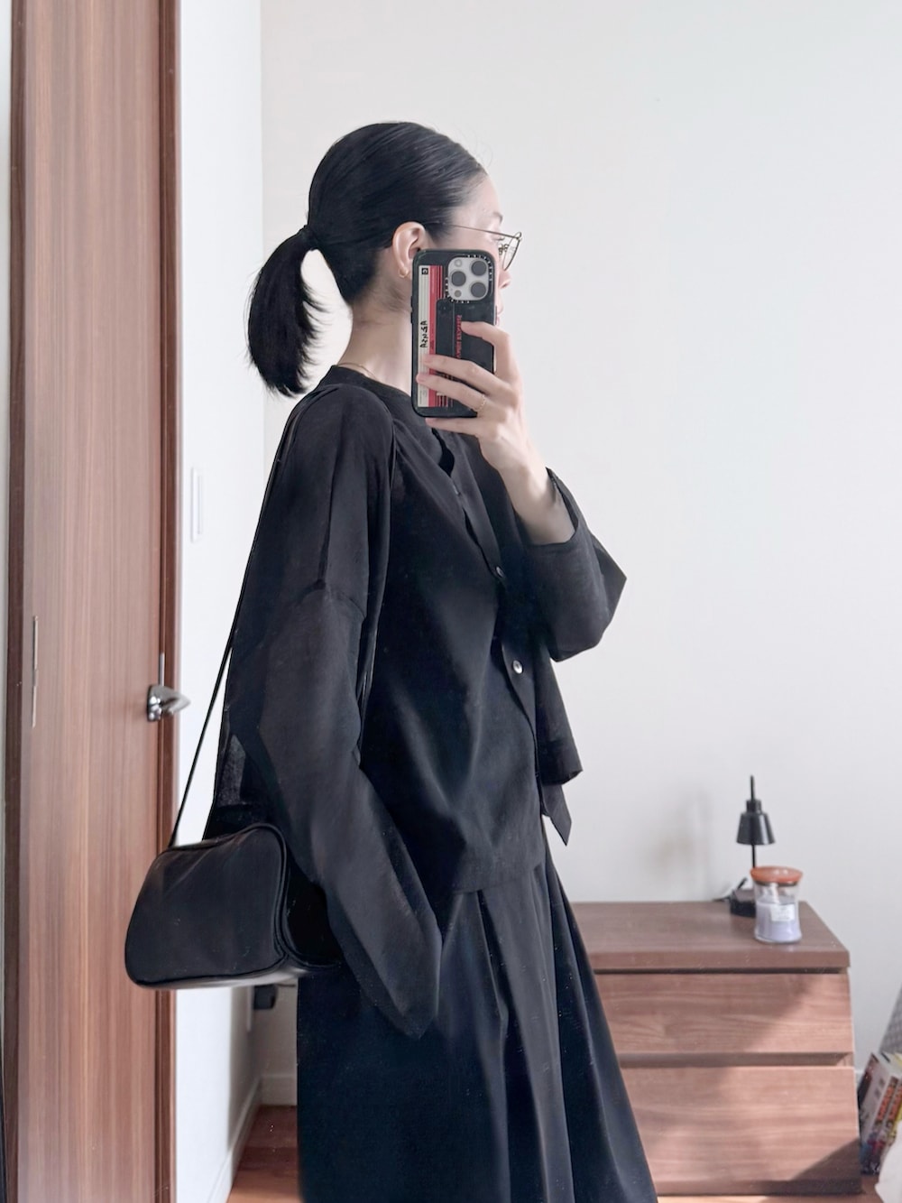 ブラック系のパンプス、ブラック系のカーディガン/ボレロ、ブラック系のその他パンツを着用したレディースの秋コーディネートの4枚目の写真