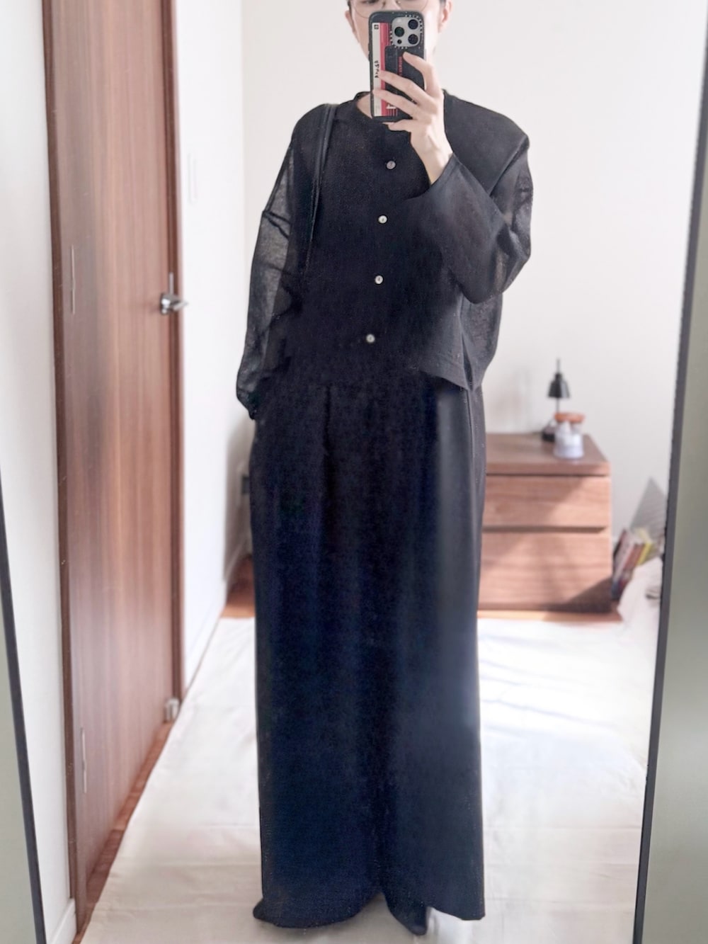 ブラック系のパンプス、ブラック系のカーディガン/ボレロ、ブラック系のその他パンツを着用したレディースの秋コーディネートの3枚目の写真