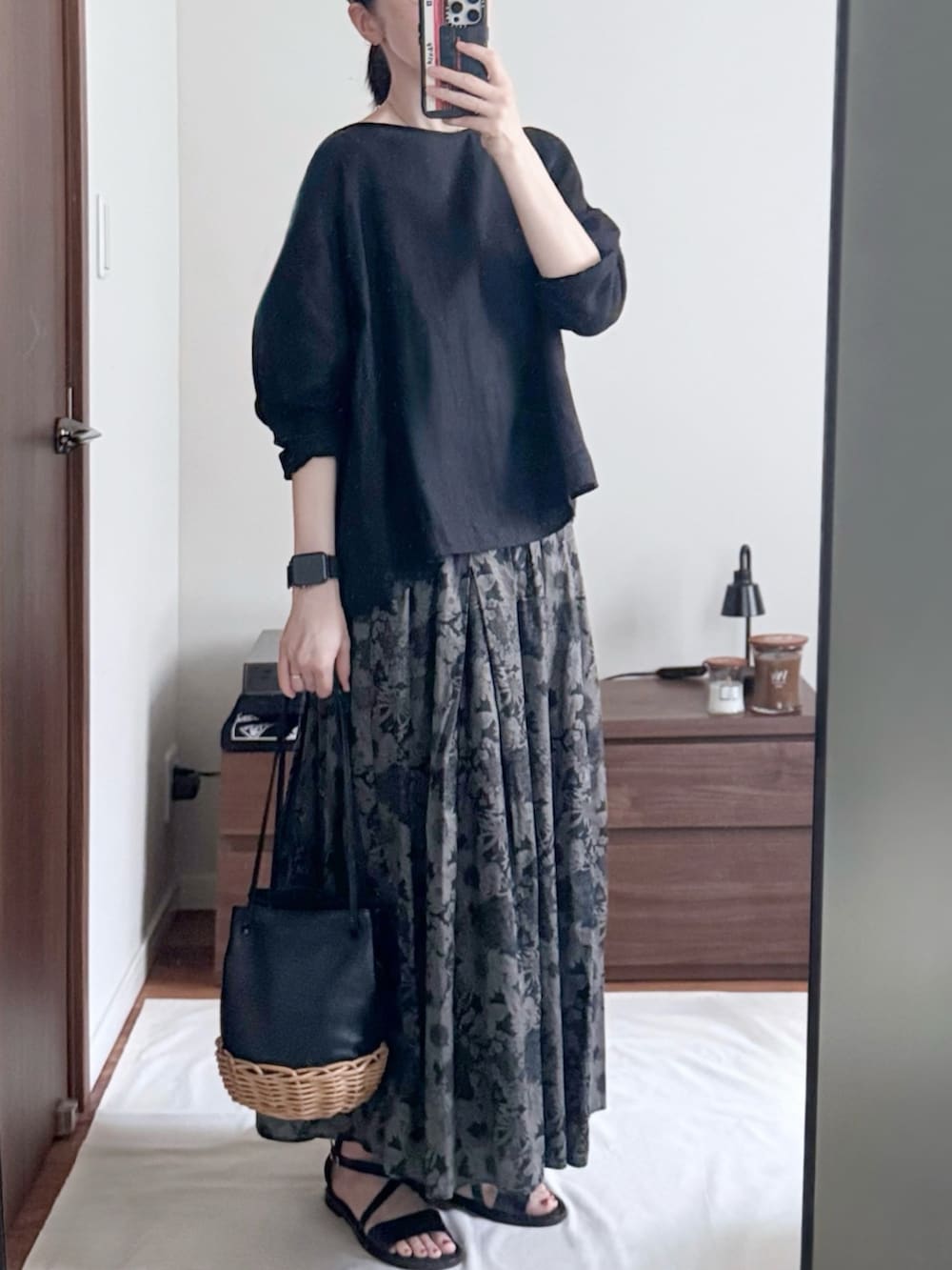 ブラック系のシャツ/ブラウス、ブラック系のスカート、ブラック系のショルダーバッグを着用したレディースの夏コーディネートの2枚目の写真