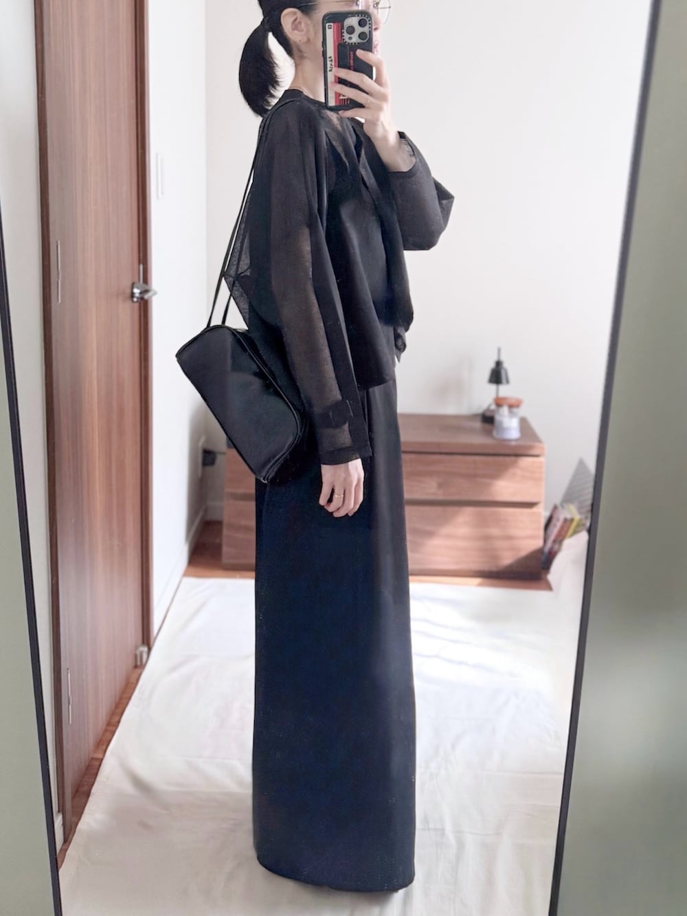 ブラック系のパンプス、ブラック系のカーディガン/ボレロ、ブラック系のその他パンツを着用したレディースの秋コーディネートの2枚目の写真