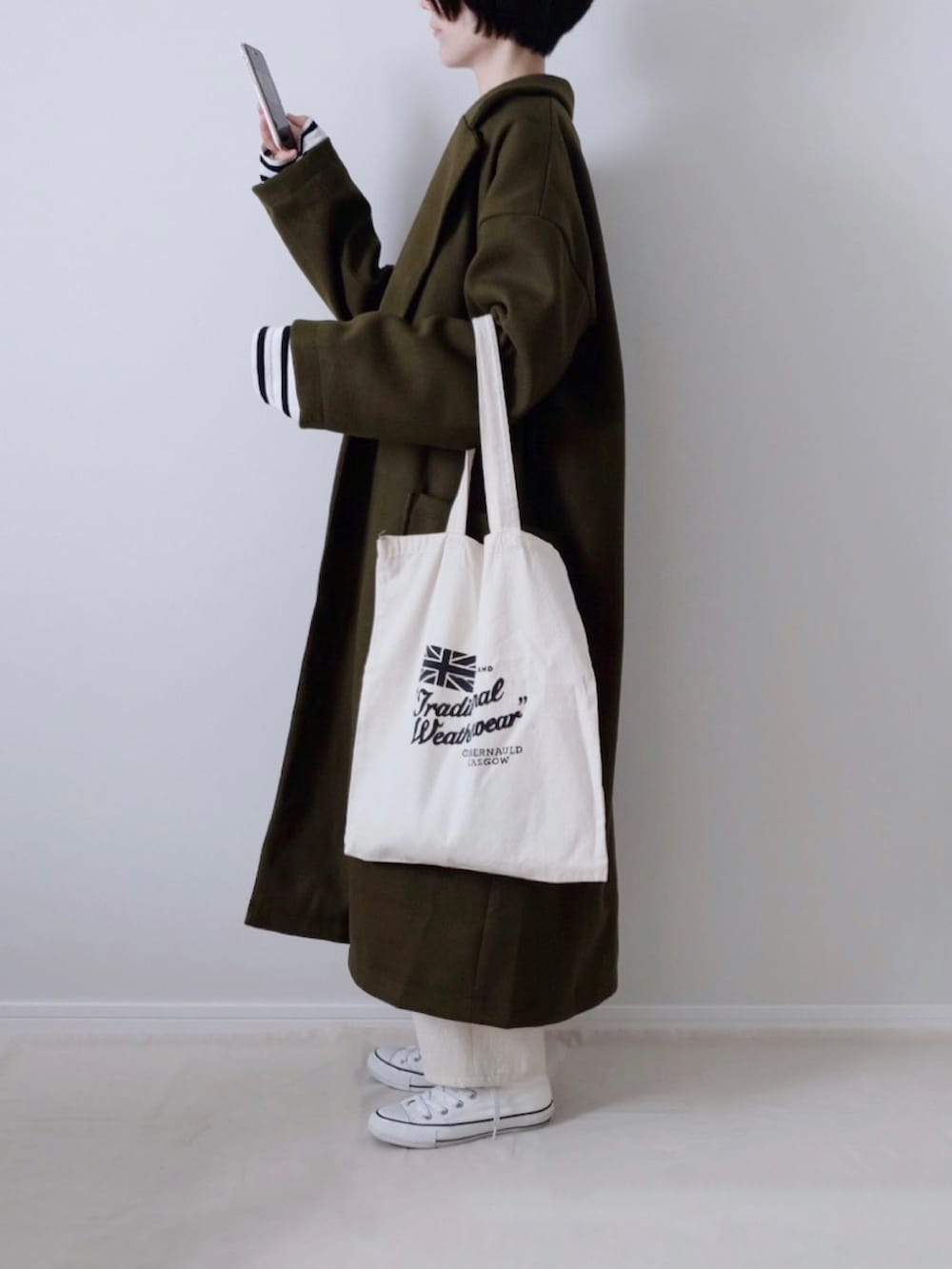 ホワイト系のその他パンツ、ホワイト系のスニーカー、ホワイト系のトートバッグを着用したレディースの秋コーディネートの2枚目の写真