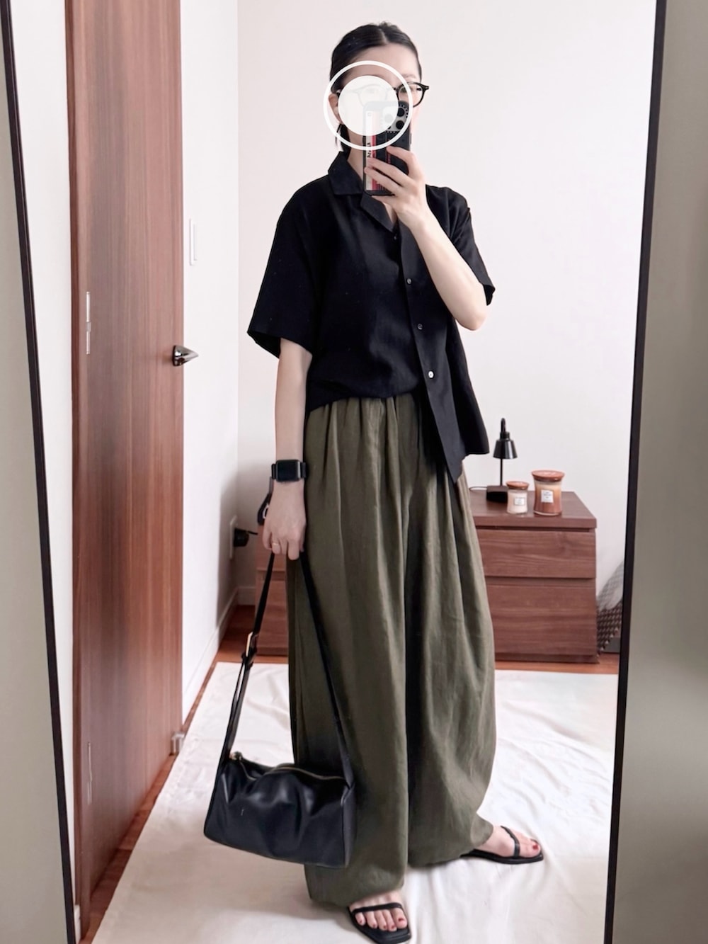 ブラック系のショルダーバッグ、ブラック系のシャツ/ブラウス、グリーン系のその他パンツを着用したレディースの夏コーディネートの2枚目の写真