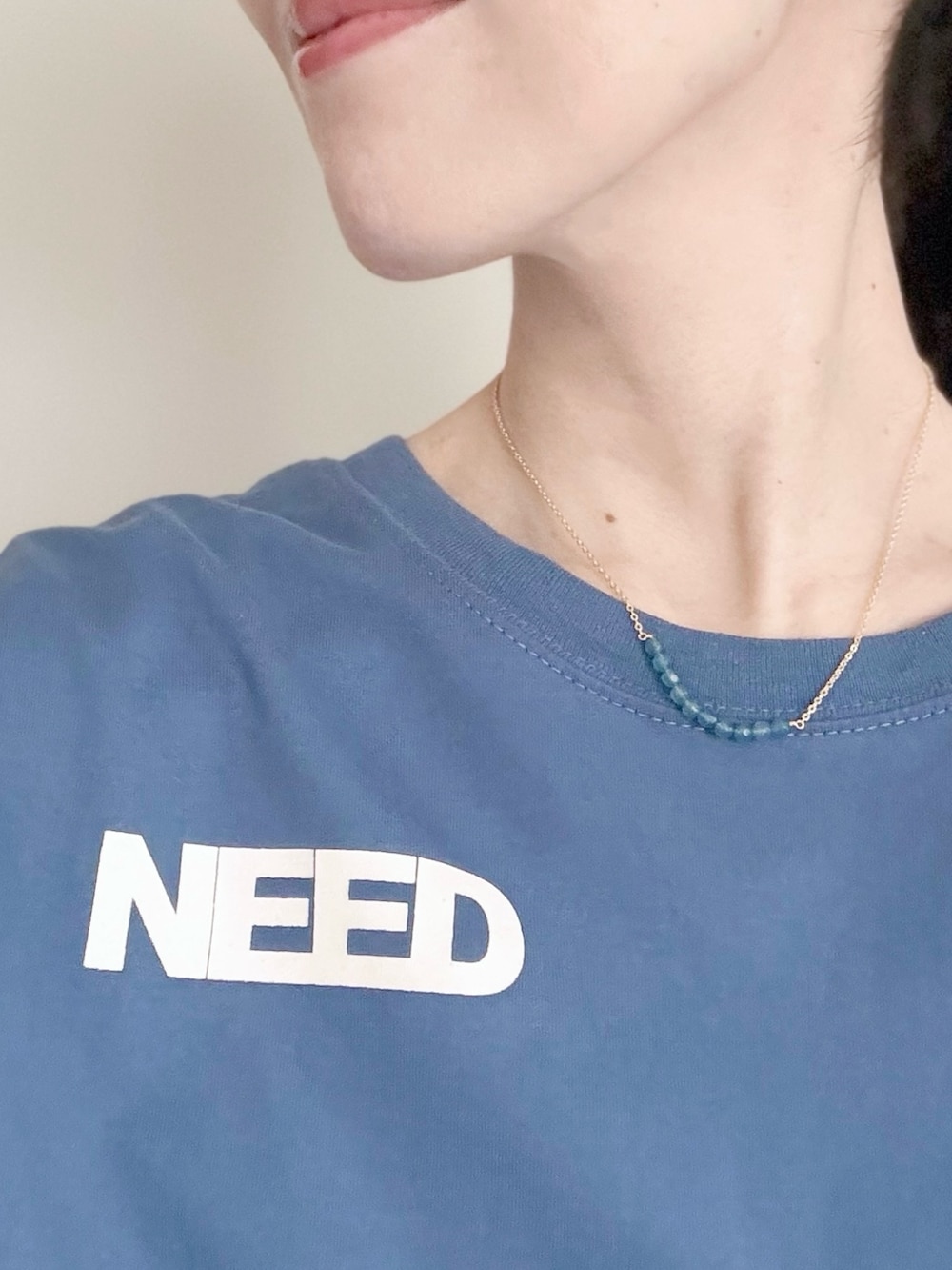 ブラック系のショルダーバッグ、ブルー系のTシャツ/カットソー、ブルー系のデニムパンツを着用したレディースの秋コーディネートの4枚目の写真