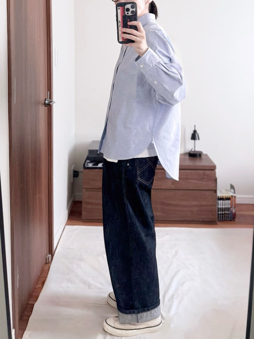 ブルー系のシャツ/ブラウス、ブルー系のデニムパンツ、ホワイト系のトートバッグを着用したレディースの秋コーディネートの3枚目の写真