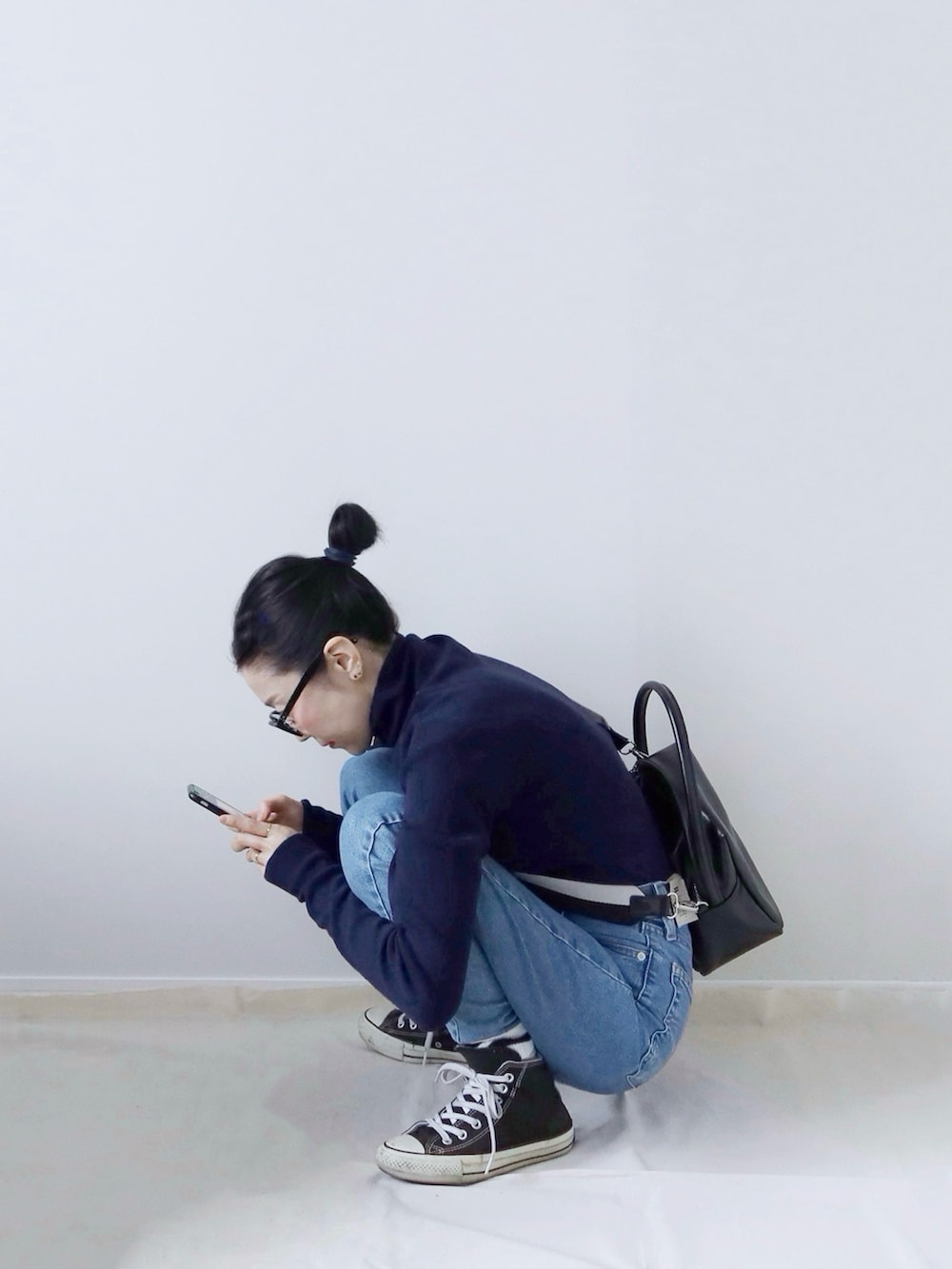 ブルー系のニット/セーターを着用したレディースの冬コーディネートの2枚目の写真