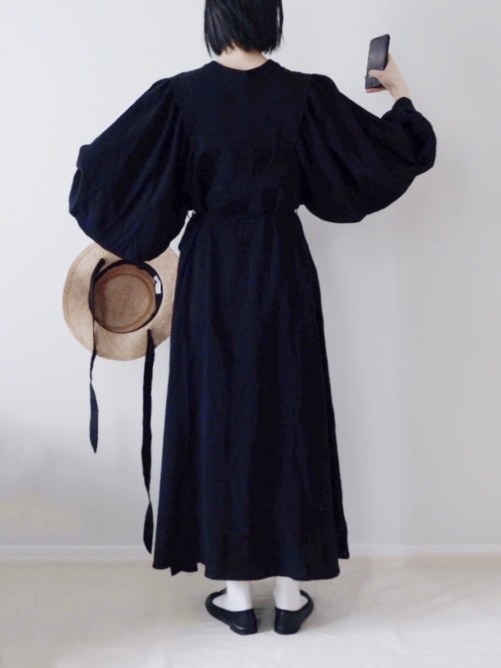 ブラック系のバレエシューズを着用したレディースの春コーディネートの2枚目の写真