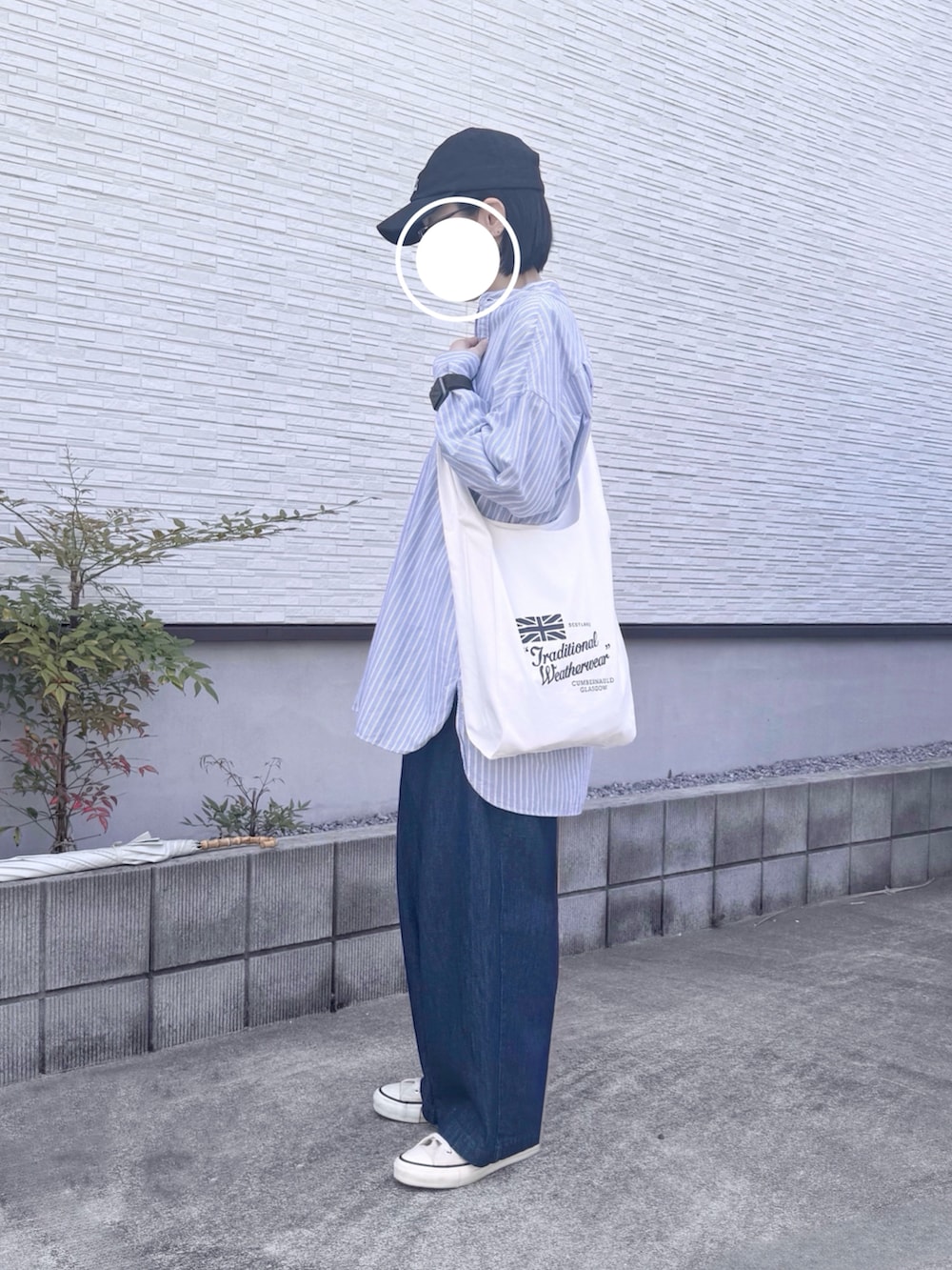 ブルー系のシャツ/ブラウス、ホワイト系のエコバッグ/サブバッグ、ブルー系のデニムパンツを着用したレディースの春コーディネートの2枚目の写真