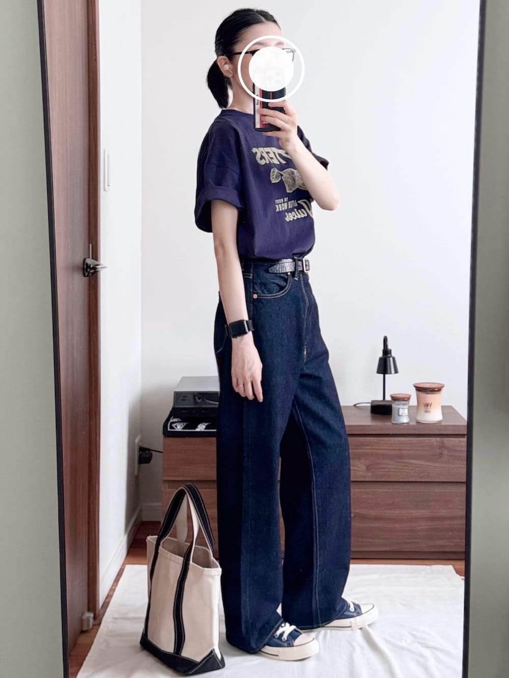 ブルー系のTシャツ/カットソー、ブルー系のデニムパンツ、ブラック系のトートバッグを着用したレディースの夏コーディネートの2枚目の写真